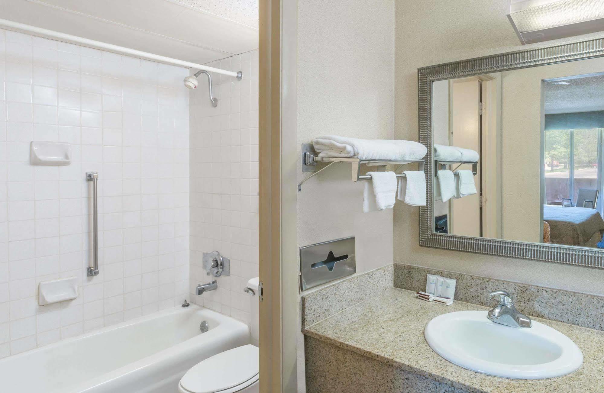 Knights Inn Overland Park Mission Bagian luar foto