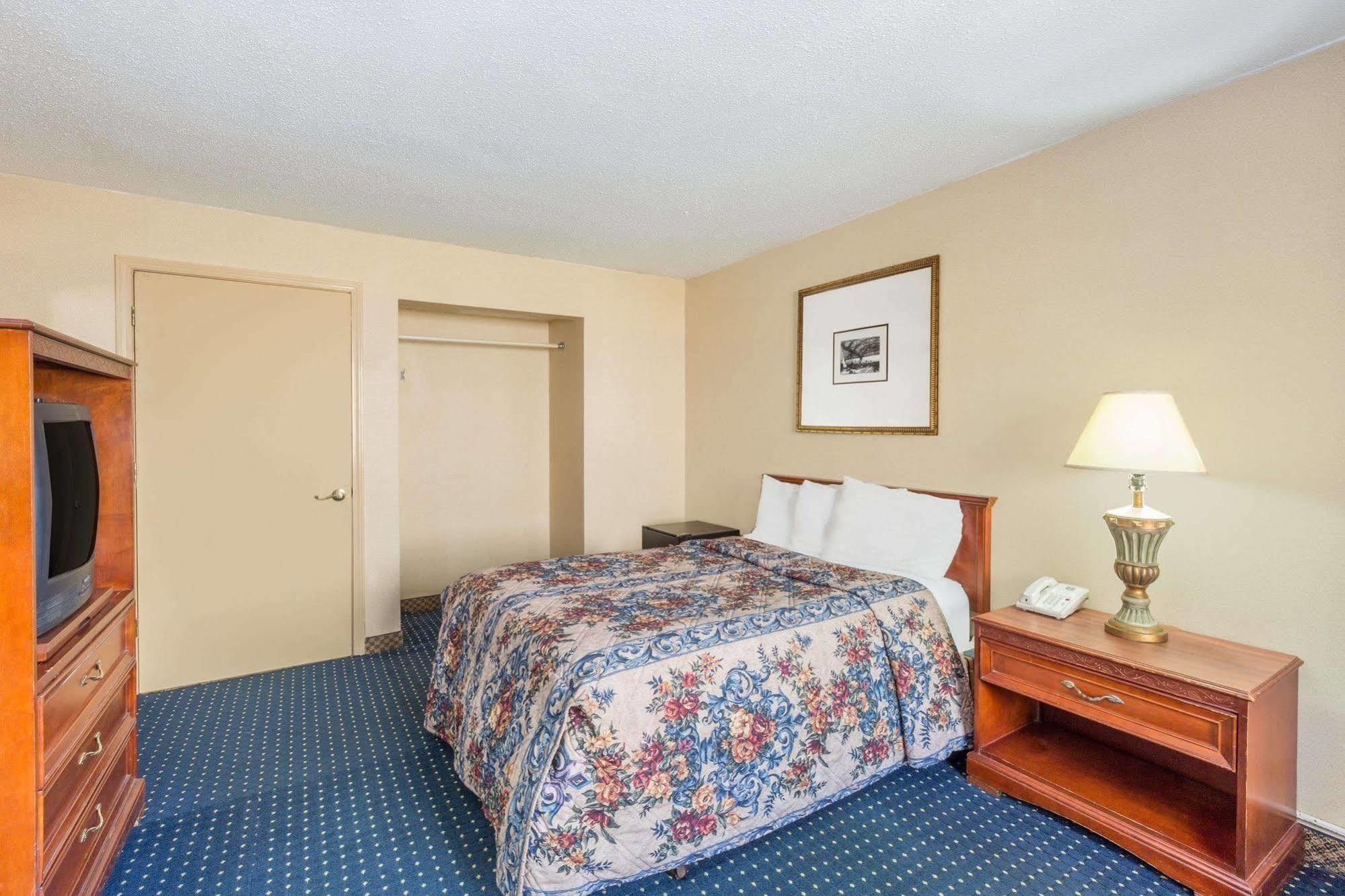 Knights Inn Overland Park Mission Bagian luar foto
